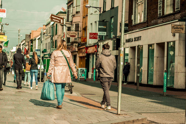 13 kwietnia 2018, Cork, Irlandia - zakupy na Oliver Plunkett Street, jednej z głównych ulic dla sklepów, ulicznymi, restauracje i zgiełku miejskiego życia ludzi. - Zdjęcie, obraz