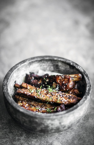 современный изысканный азиатский стиль барбекю острые свиные ребрышки со сладким соевым соусом
 - Фото, изображение