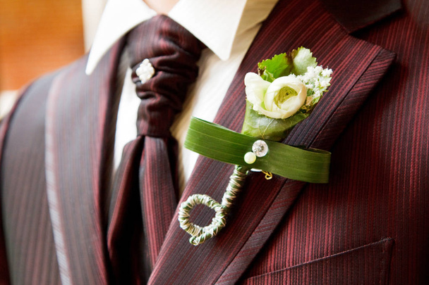 Bruidegom in elegante tuxedo met Corsages - Foto, afbeelding