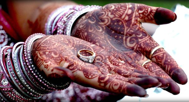 インドの花嫁彼女の一時的な刺青芸術と結婚指輪を見せて - 写真・画像