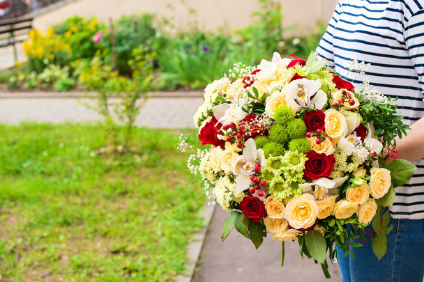 woman received a beautiful bouquet of red and beige roses, chrys - Fotoğraf, Görsel