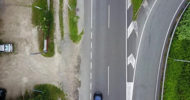 Αυτοκίνητο και το λεωφορείο σε ένα δρόμο - Πλάνα, βίντεο