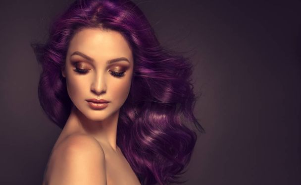 Красивая девушка с фиолетовым, вьющиеся волосы на темном фоне
 - Фото, изображение