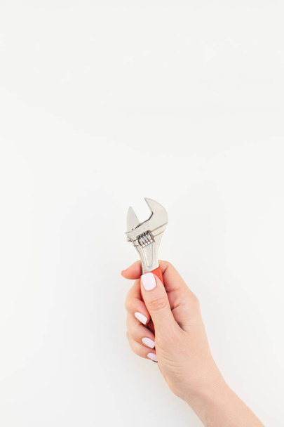 Luova kuva naisen käsi pastelli manikyyri puola tilalla avaimen kopioi tilaa eristetty valkoisella taustalla minimalistiseen tyyliin. Korjaus tai parannus feminismi käsite
 - Valokuva, kuva
