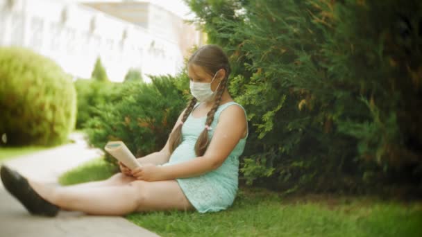 ベンチの公園で本を読んで呼吸でかわいい女の子 - 映像、動画