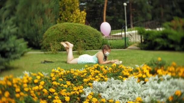公園で本を読んで呼吸でかわいい女の子 - 映像、動画