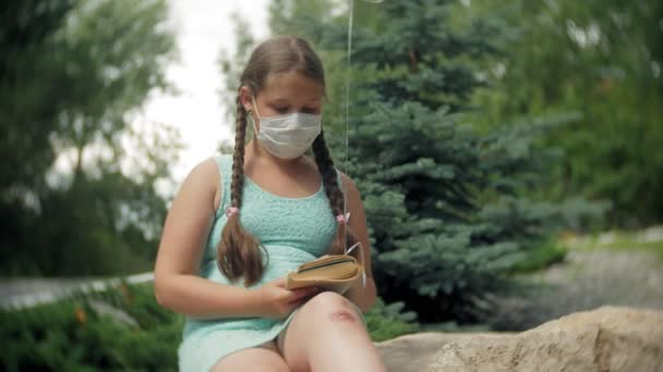 公園で本を読んで呼吸でかわいい女の子 - 映像、動画