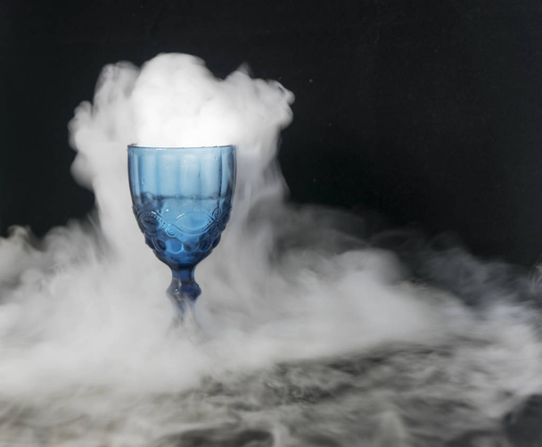 fumée blanche qui coule d'une tasse en verre
 - Photo, image
