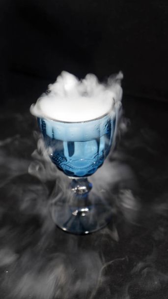 bílý kouř proudící z hrnečku skla - Fotografie, Obrázek