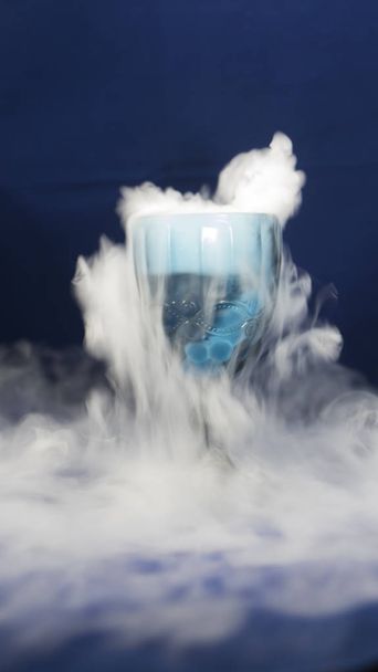 fehér füst áramló egy üveg pohár - Fotó, kép