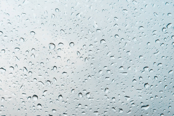 Gotas de agua en un vaso contra un cielo gris nublado
 - Foto, imagen