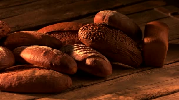 świeżo upieczony chleb na drewnianym tle. - Materiał filmowy, wideo