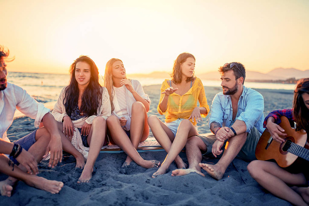 Festa na praia- Grupo de amigos felizes prazer juntos na praia
 - Foto, Imagem