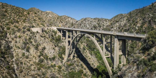 Güney Kaliforniya 'nın ulusal ormanlarındaki dağ vadisinde uzun dar bir köprü.. - Fotoğraf, Görsel