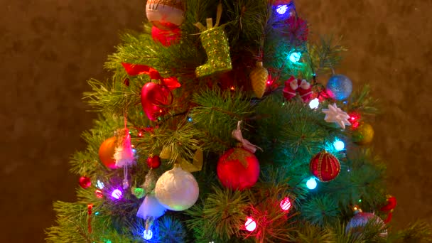glanzende christmas speelgoed op nieuwe jaar boom. - Video