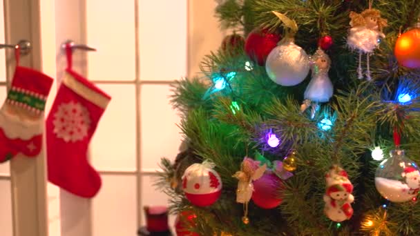 gyönyörűen díszített karácsonyfa. - Felvétel, videó