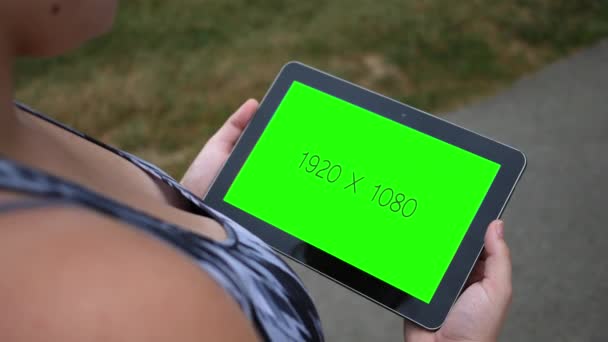 Tablet con schermo verde da vicino durante il giorno vicino al sentiero
 - Filmati, video