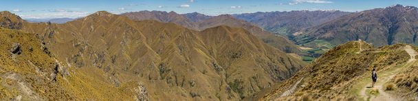 Panorámás kilátás nyílik a hegység és egy túrázó, trekking, Roy Peak pályán a a south island, Új-Zéland - Fotó, kép