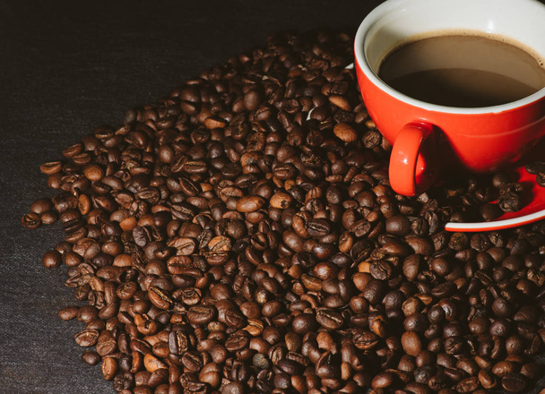 コーヒー カップ、コーヒー豆が背景. - 写真・画像