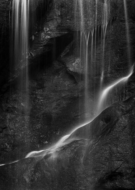 Çarpıcı huzurlu siyah beyaz uzun pozlama şelale ayrıntı samimi manzara resim  - Fotoğraf, Görsel