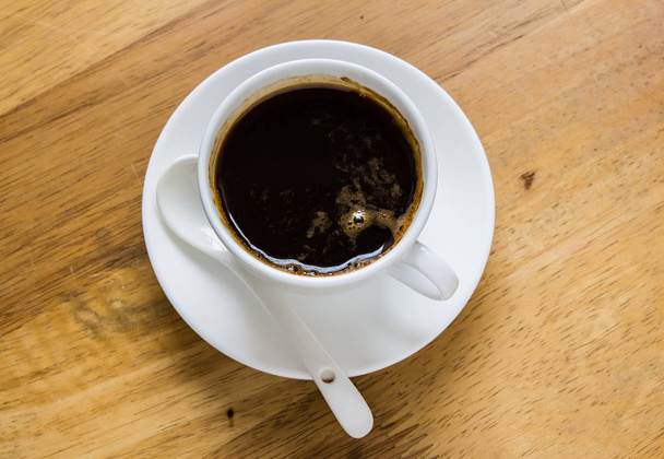 Šálek kávy, černá káva na dřevěné pozadí. - Fotografie, Obrázek