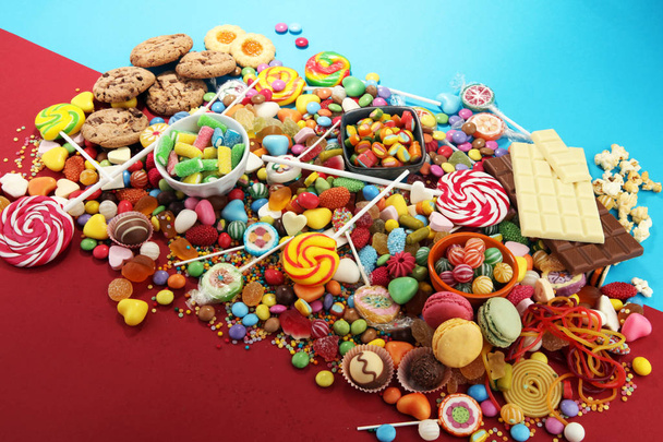 karkkeja hyytelöllä ja sokerilla. värikäs valikoima eri lasten makeisia ja herkkuja
 - Valokuva, kuva