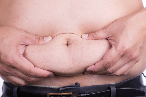 Primer plano del hombre que sostiene el vientre grande poco saludable con grasas viscerales y subcutáneas. Pose riesgo para la salud
 - Foto, Imagen