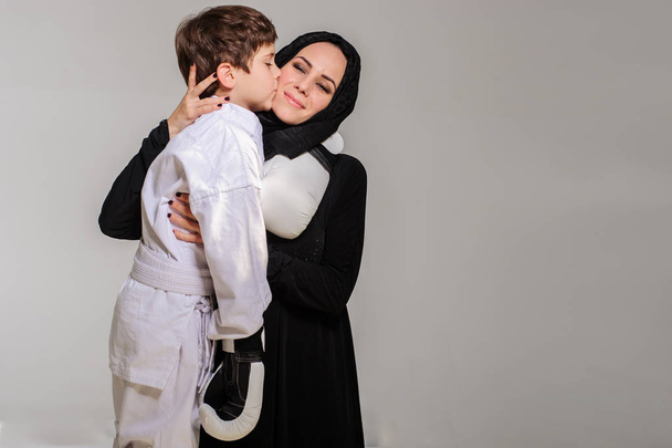 Щасливі мусульманських мама з маленький син в кімоно, роблячи selfie. - Фото, зображення