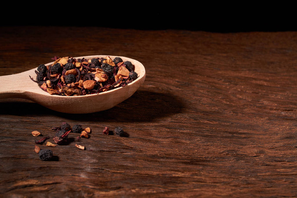 thé et additifs naturels dans des cuillères en bois, sur une vieille table en bois
 - Photo, image