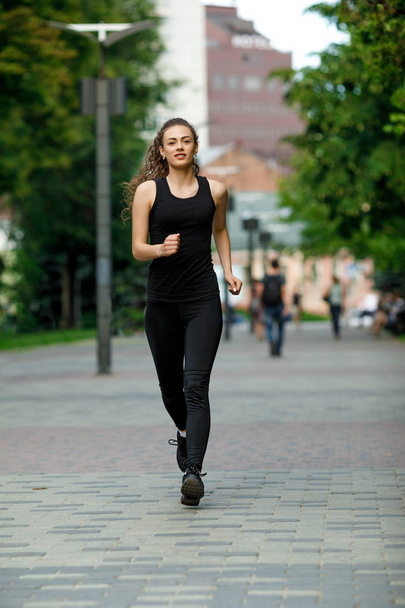 young attractive woman running - Фото, зображення