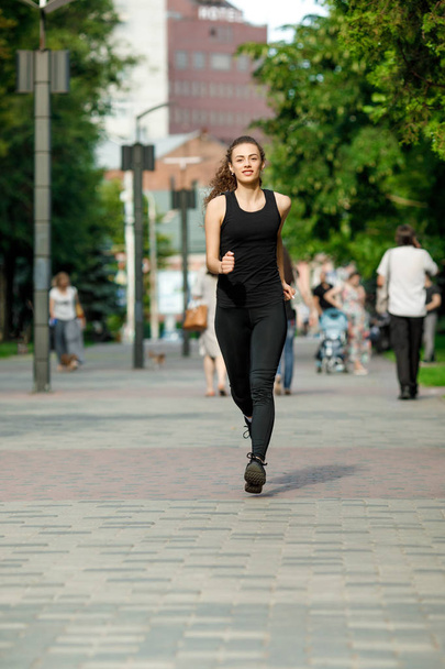 Молода приваблива жінка біжить
 - Фото, зображення