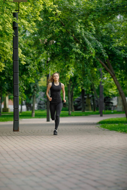young attractive woman running - Foto, imagen
