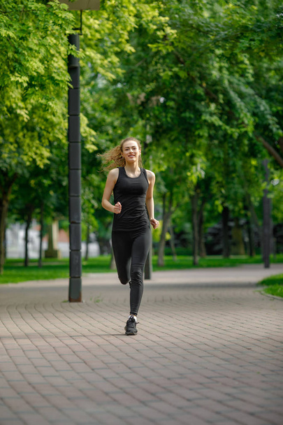 young attractive woman running - Zdjęcie, obraz