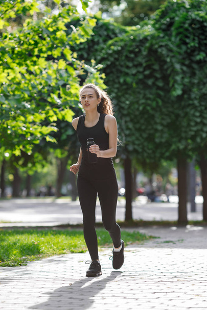 young attractive woman running - Foto, afbeelding