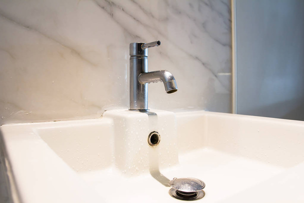 moderní umyvadlo v koupelně - Fotografie, Obrázek