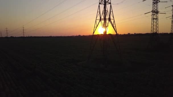 Napnyugta és nagyfeszültségű erőtér - Felvétel, videó