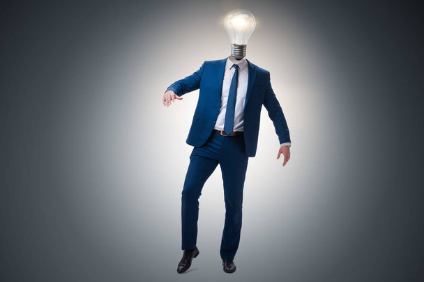 Podnikatel v jasné koncepce s hlavou žárovka - Fotografie, Obrázek