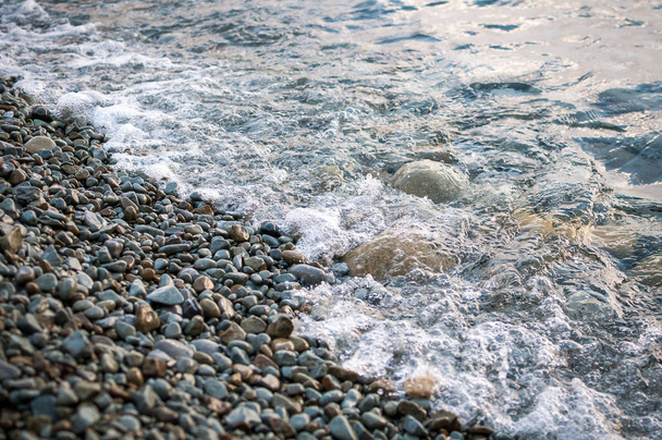Grandes piedras en la playa, lavadas por el wav
 - Foto, Imagen