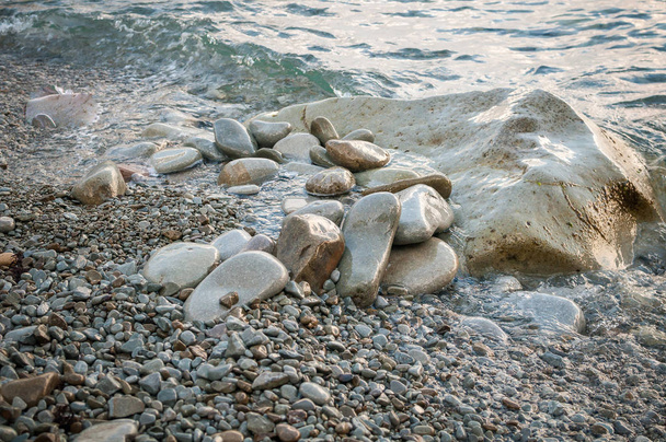 Velké kameny na pláži, kterou wav - Fotografie, Obrázek