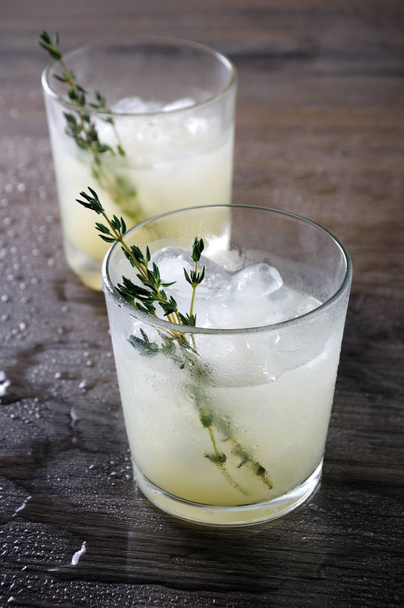 cocktail à base de gin, jus de citron ou jus de citron vert et notes de thym. Prenez soin de vous avec un cocktail rafraîchissant
  - Photo, image