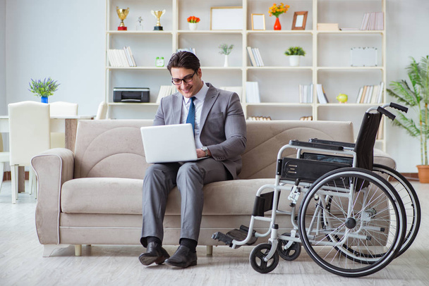 Dsabled empresário em cadeira de rodas trabalhando em casa - Foto, Imagem
