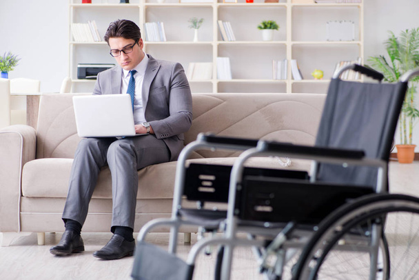 Zesnulý podnikatel na invalidním vozíku pracující doma - Fotografie, Obrázek