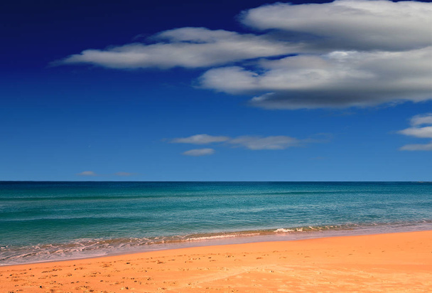 Shelly beach na środkowym wybrzeżu Nowej Południowej Walii na piękny dzień. Ocean jest gładka i prawie fali wolna - Zdjęcie, obraz