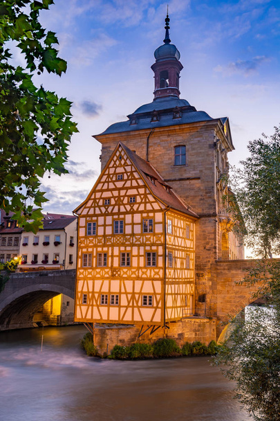 Megvilágított történelmi városháza Bamberg, épült a 14. században. - Fotó, kép