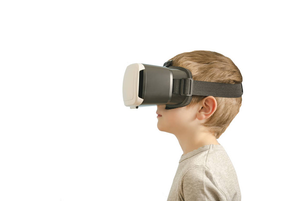 Poika, jolla on lasit virtuaalitodellisuutta. Valkoinen tausta
 - Valokuva, kuva
