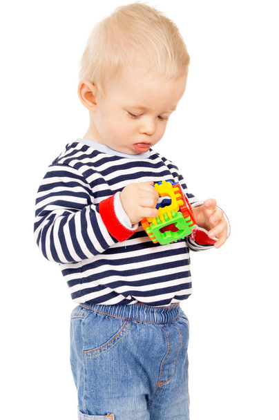 Un petit enfant jouant avec un jouet
 - Photo, image