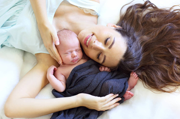 Ritratto di un neonato addormentato con madre
 - Foto, immagini