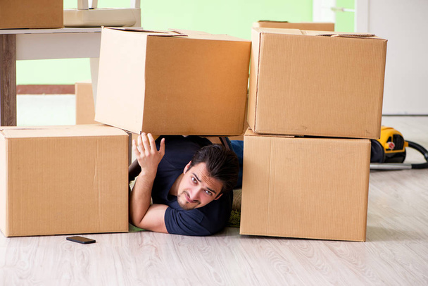 Férfi költöztető ház dobozokkal - Fotó, kép