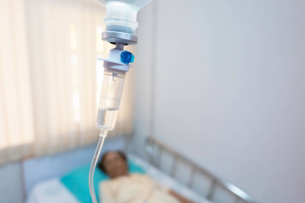 Εσωτερικη Iv αλατούχο διάλυμα στάγδην ασθενών νοσοκομείου.  - Φωτογραφία, εικόνα