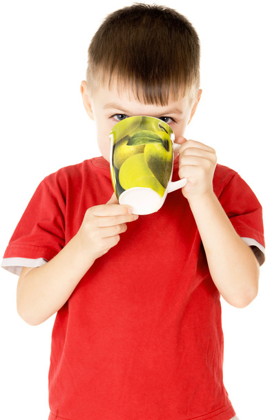 un bambino piccolo beve con tazze
 - Foto, immagini